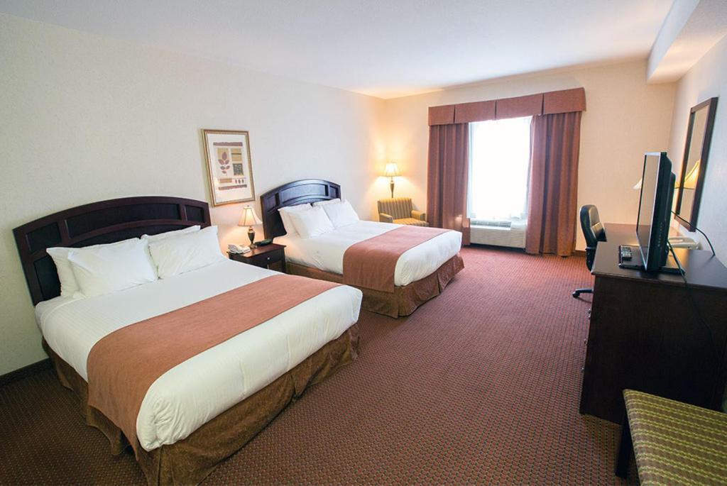 Pomeroy Inn & Suites Fort St. John Экстерьер фото